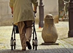 Normal_bejaarde_oudere_wandelen_rollator